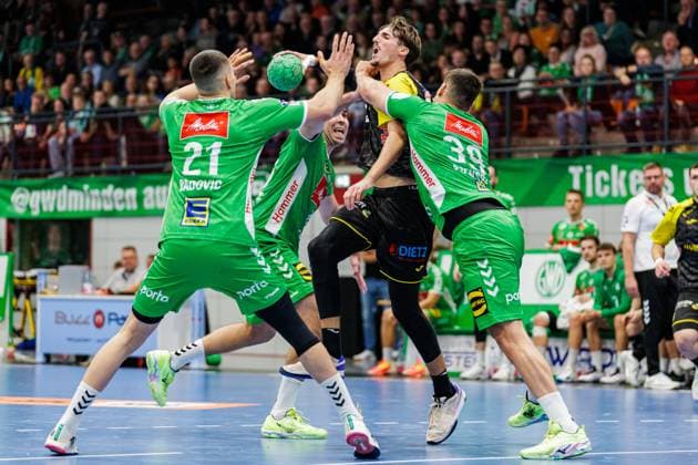 v.l. Danilo Radovic (GWD Minden, 21), Luka Sebetic (GWD Minden, 40), Mikael Helmersson (HSC 2000 Coburg, 24), Carles Asensio Cambra (GWD Minden, 39) GER, GWD Minden vs. HSC 2000 Coburg, Handball, 2. Bundesliga, 8. Spieltag, Spielzeit 2024 2025, 22.10.2024 GER, GWD Minden vs. HSC 2000 Coburg, Handball, 2. Bundesliga, 8. Spieltag, Spielzeit 2024 2025, 22.10.2024 Luebbecke