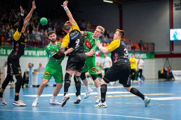 22.10.2024 - Handball, 2024 2025, 2. Daikin Bundesliga, 8. Spieltag, GWD Minden - HSC 2000 Coburg: (L-R) Mikael Helmersson (Coburg), Max Staar (Minden), Bartlomiej Bis (Coburg), Tom Bergner (Minden), Nils Röller (Coburg)