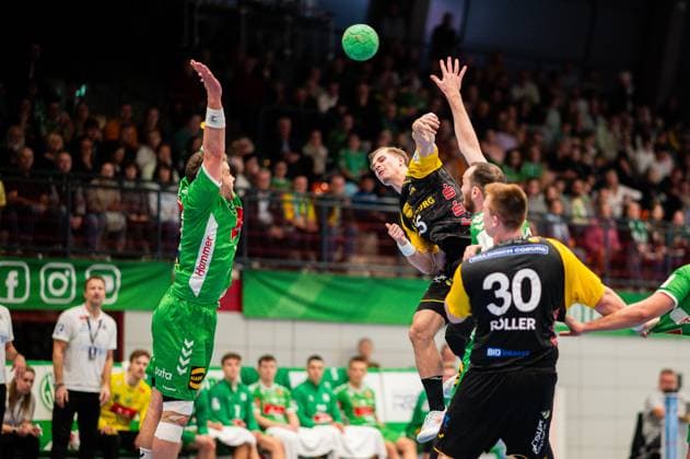 22.10.2024 - Handball, 2024 2025, 2. Daikin Bundesliga, 8. Spieltag, GWD Minden - HSC 2000 Coburg: (L-M) Ian Weber (Minden), Jakob Knauer (Coburg)