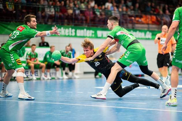 22.10.2024 - Handball, 2024 2025, 2. Daikin Bundesliga, 8. Spieltag, GWD Minden - HSC 2000 Coburg: (L-R) Ian Weber (Minden), Janis Pavels Valkovskis (Coburg), Danilo Radovic (Minden)