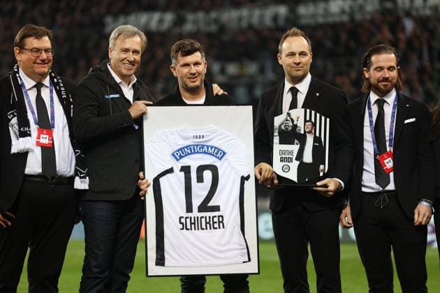 SOCCER - UEFA CL, Sturm vs Sporting KLAGENFURT,AUSTRIA,22.OCT.24 - SOCCER - UEFA Champions League, SK Sturm Graz vs Sporting CP. Image shows the farewell of sporting director Andreas Schicker (Sturm) with president Christian Jauk and business director Thomas Tebbich (Sturm).  GEPAxpictures xMatthiasxTrinkl