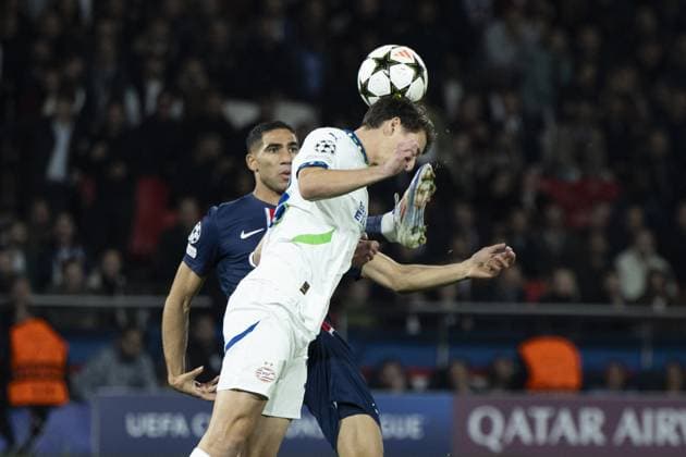 PARIS - (l-r) Achraf Hakimi of Paris Saint-Germain, Olivier Boscagli of PSV Eindhoven during the UEFA Champions League match between Paris Saint Germain and PSV Eindhoven at Parc des Princes on Oct. 22, 2024 in Paris, France. ANP ROBIN VAN LONKHUIJSEN UEFA Champions League 2024 25 xVIxANPxSportx xxANPxIVx 511571387 originalFilename: 511571387.jpg