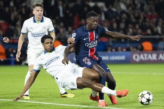 PARIS - (l-r) Ryan Flamingo of PSV Eindhoven, Nuno Mendes of Paris Saint-Germain during the UEFA Champions League match between Paris Saint Germain and PSV Eindhoven at Parc des Princes on Oct. 22, 2024 in Paris, France. ANP ROBIN VAN LONKHUIJSEN UEFA Champions League 2024 25 xVIxANPxSportx xxANPxIVx 511571551 originalFilename: 511571551.jpg