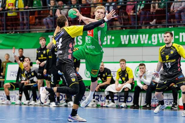 v.l. Mikael Helmersson (HSC 2000 Coburg, 24), Niclas Benedict Heitkamp (GWD Minden, 23) GER, GWD Minden vs. HSC 2000 Coburg, Handball, 2. Bundesliga, 8. Spieltag, Spielzeit 2024 2025, 22.10.2024 GER, GWD Minden vs. HSC 2000 Coburg, Handball, 2. Bundesliga, 8. Spieltag, Spielzeit 2024 2025, 22.10.2024 Luebbecke