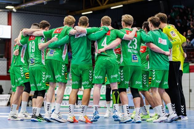 Die Mannschaft von GWD Minden jubelt feiert nach 38:33 Sieg GER, GWD Minden vs. HSC 2000 Coburg, Handball, 2. Bundesliga, 8. Spieltag, Spielzeit 2024 2025, 22.10.2024 GER, GWD Minden vs. HSC 2000 Coburg, Handball, 2. Bundesliga, 8. Spieltag, Spielzeit 2024 2025, 22.10.2024 Luebbecke