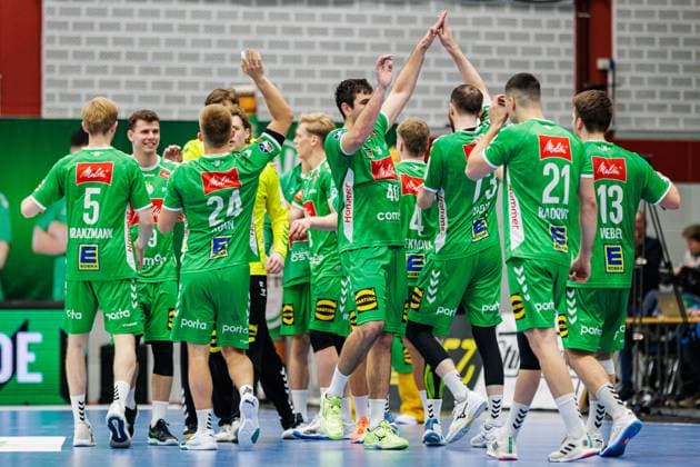 Die Mannschaft von GWD Minden jubelt feiert nach 38:33 Sieg GER, GWD Minden vs. HSC 2000 Coburg, Handball, 2. Bundesliga, 8. Spieltag, Spielzeit 2024 2025, 22.10.2024 GER, GWD Minden vs. HSC 2000 Coburg, Handball, 2. Bundesliga, 8. Spieltag, Spielzeit 2024 2025, 22.10.2024 Luebbecke