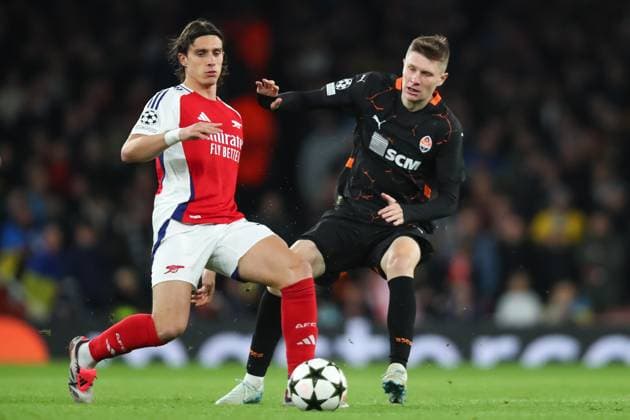 UEFA Champions League, League Stage Arsenal v FC Shakhtar Donetsk Riccardo Calafiori of Arsenal holds off Artem Bondarenko of Shakhtar Donetsk during the UEFA Champions League, League Stage Arsenal vs FC Shakhtar Donetsk at Emirates Stadium, London, United Kingdom, 22nd October 2024 (Photo by Izzy Poles News Images) London Emirates Stadium Greater London United Kingdom Copyright: xIzzyxPoles NewsxImagesx