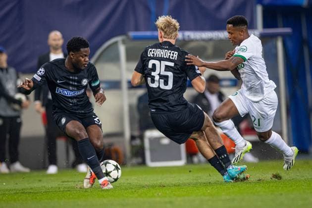 SOCCER - UEFA CL, Sturm vs Sporting KLAGENFURT,AUSTRIA,22.OCT.24 - SOCCER - UEFA Champions League, SK Sturm Graz vs Sporting CP. Image shows Tochi Chukwuani, Niklas Geyrhofer (Sturm) and Geny Catamo (Sporting Lissabon).  GEPAxpictures xMatthiasxTrinkl