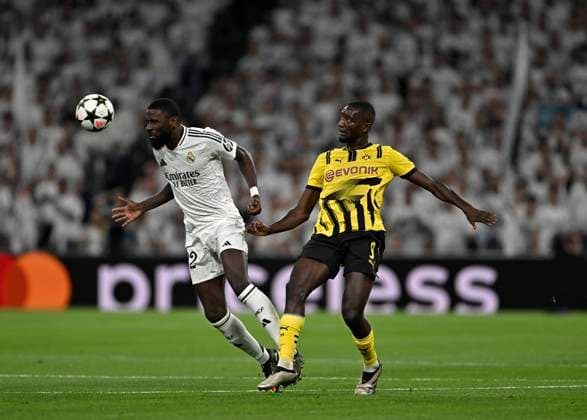 22.10.2024, Fussball UEFA Champions League 2024 2025, 3.Spieltag, Real Madrid - Borussia Dortmund, im Estadio Santiango Bernabeu in Madrid (Spanien), v.l. Antonio Rüdiger (Real Madrid) gegen Serhou Guirassy (Borussia Dortmund)