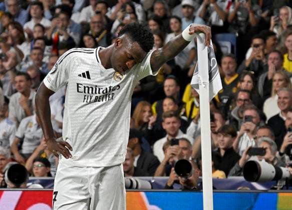 22.10.2024, Fussball UEFA Champions League 2024 2025, 3.Spieltag, Real Madrid - Borussia Dortmund, im Estadio Santiango Bernabeu in Madrid (Spanien), Vinicius Junior (Real Madrid) lehnt sich an der Eckfahne an