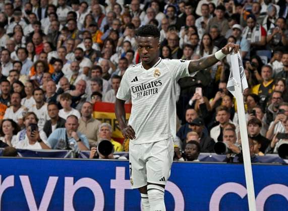 22.10.2024, Fussball UEFA Champions League 2024 2025, 3.Spieltag, Real Madrid - Borussia Dortmund, im Estadio Santiango Bernabeu in Madrid (Spanien), Vinicius Junior (Real Madrid) lehnt sich an der Eckfahne an