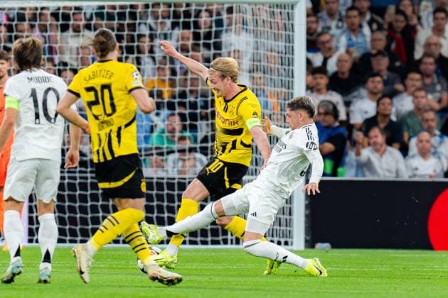 22.10.2024, Real Madrid vs. Borussia Dortmund, UEFA Champions League, 3. Spieltag Julian Brandt (Borussia Dortmund, 10) Federico Valverde (Real Madrid, 8) Copyright: xBahhoxKarax