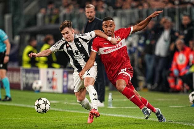 Juventus Francisco Conceicao fights for the ball with Stuttgart s Jamie Leweling during the Uefa Champions League soccer match, between Juventus and Stuttgart at the Allianz Stadium in Turin, north west Italy - Tuesday, October 22, 2024. - Soccer  Copyright: xMarcoxAlpozzi LaPressex