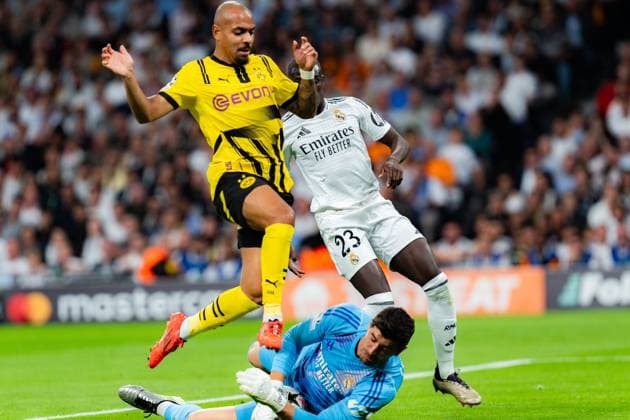 22.10.2024, Real Madrid vs. Borussia Dortmund, UEFA Champions League, 3. Spieltag Ferland Mendy (Real Madrid, 23) und Thibaut Courtois (Real Madrid, 1) vor Donyell Malen (Borussia Dortmund, 21) Copyright: xBahhoxKarax
