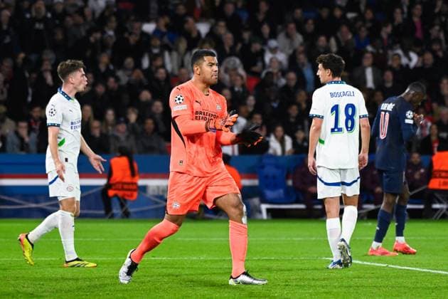 Walter Benitez ( 1 - PSV ) reacts during the UEFA Champions League match between Paris Saint Germain and PSV Eindhoven at Parc Des Princes on October 22, 2024 in Paris, France. ( Photo by federico pestellini panoramic ) - FOOTBALL : PSG vs PSV - Ligue des Champions - 22 10 2024 FedericoPestellini Panoramic 