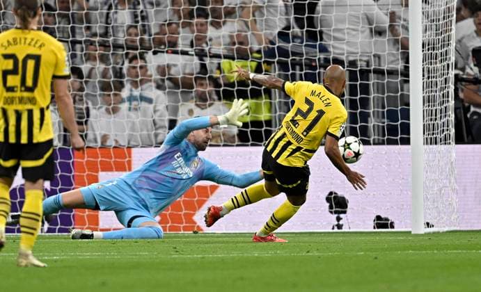 Sport Bilder des Tages 22.10.2024, Fussball UEFA Champions League 2024 2025, 3.Spieltag, Real Madrid - Borussia Dortmund, im Estadio Santiango Bernabeu in Madrid (Spanien), Donyell Malen (Borussia Dortmund) trifft zum 0:1 gegen Torwart Thibaut Courtois (Real Madrid)