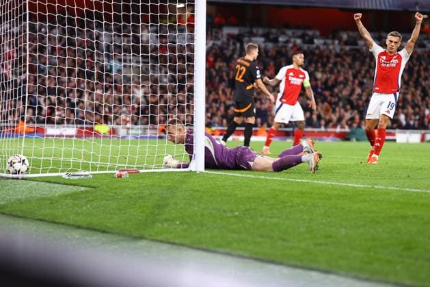 Arsenal v Shakhtar Donetsk 22 October 2024, London - UEFA Champions League - Arsenal v Shakhtar Donetsk - Shakhtar Donetsk goalkeeper Dmytro Riznyk stares at the ball after scoring an own goal - Photo: Jacques Feeney Offside. London UK Copyright: xJacquesxFeeneyx xOffsidexOffside