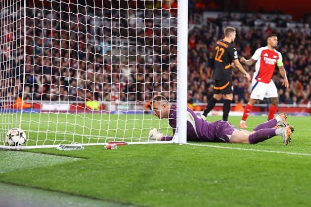 Arsenal v Shakhtar Donetsk 22 October 2024, London - UEFA Champions League - Arsenal v Shakhtar Donetsk - Shakhtar Donetsk goalkeeper Dmytro Riznyk stares at the ball after scoring an own goal - Photo: Jacques Feeney Offside. London UK Copyright: xJacquesxFeeneyx xOffsidexOffside