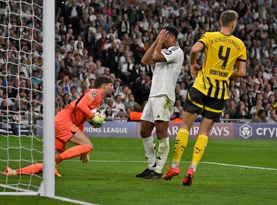22.10.2024, Fussball UEFA Champions League 2024 2025, 3.Spieltag, Real Madrid - Borussia Dortmund, im Estadio Santiango Bernabeu in Madrid (Spanien), Jude Bellingham (Real Madrid) schlägt die Hände vors Gesicht.