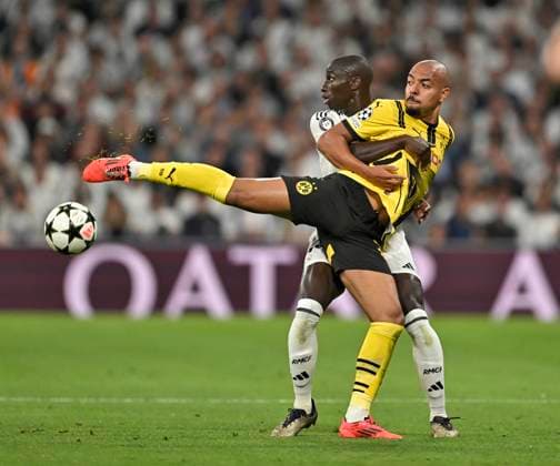 22.10.2024, Fussball UEFA Champions League 2024 2025, 3.Spieltag, Real Madrid - Borussia Dortmund, im Estadio Santiango Bernabeu in Madrid (Spanien), v.l. Donyell Malen (Borussia Dortmund) gegen Ferland Mendy (Real Madrid)