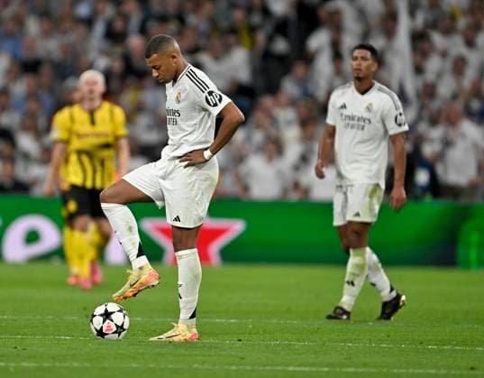 22.10.2024, Fussball UEFA Champions League 2024 2025, 3.Spieltag, Real Madrid - Borussia Dortmund, im Estadio Santiango Bernabeu in Madrid (Spanien), Kylian Mbappe (Real Madrid) ist ratlos