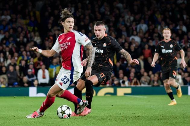 London, England, October 22 2024: Riccardo Calafiori (33 Arsenal) and Oleksandr Zubkov (11 FC Shakhtar Donetsk) in action during the UEFA Champions League game between Arsenal and Shakhtar Donetsk at Emirates Stadium in London, England. (Pedro Porru SPP) Copyright: xPedroxPorrux xSPPx spp-en-PePoSp-4F8A1397_DxO