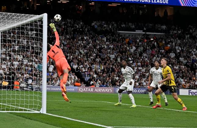 22.10.2024, Fussball UEFA Champions League 2024 2025, 3.Spieltag, Real Madrid - Borussia Dortmund, im Estadio Santiango Bernabeu in Madrid (Spanien), Torwart Gregor Kobel (Borussia Dortmund) lenkt den Ball über das Tor