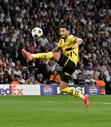 22.10.2024, Fussball UEFA Champions League 2024 2025, 3.Spieltag, Real Madrid - Borussia Dortmund, im Estadio Santiango Bernabeu in Madrid (Spanien), Ramy Bensebaini (Borussia Dortmund) am Ball.