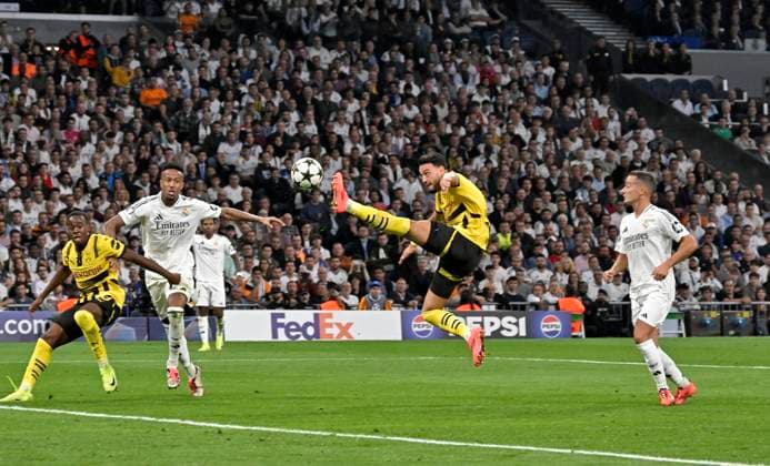Sport Bilder des Tages 22.10.2024, Fussball UEFA Champions League 2024 2025, 3.Spieltag, Real Madrid - Borussia Dortmund, im Estadio Santiango Bernabeu in Madrid (Spanien), Ramy Bensebaini (Borussia Dortmund) am Ball.