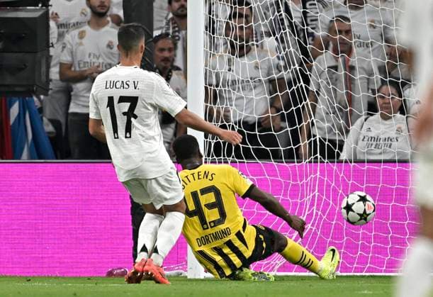 Sport Bilder des Tages 22.10.2024, Fussball UEFA Champions League 2024 2025, 3.Spieltag, Real Madrid - Borussia Dortmund, im Estadio Santiango Bernabeu in Madrid (Spanien), Jamie Bynoe-Gittens (Dortmund) trifft zum 0:2. Lucas Vazquez (Real Madrid)