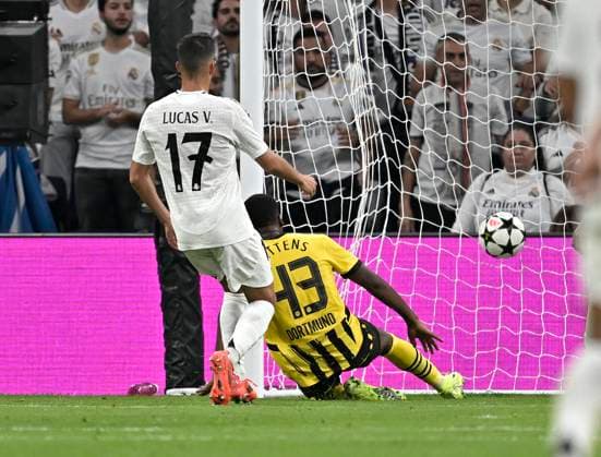 22.10.2024, Fussball UEFA Champions League 2024 2025, 3.Spieltag, Real Madrid - Borussia Dortmund, im Estadio Santiango Bernabeu in Madrid (Spanien), Jamie Bynoe-Gittens (Dortmund) trifft zum 0:2. Lucas Vazquez (Real Madrid)