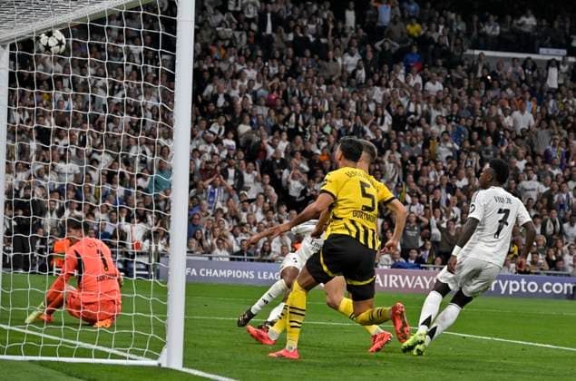 22.10.2024, Fussball UEFA Champions League 2024 2025, 3.Spieltag, Real Madrid - Borussia Dortmund, im Estadio Santiango Bernabeu in Madrid (Spanien), Jude Bellingham (Real Madrid) sein Schuss landet an der Latte
