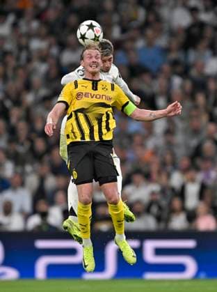 22.10.2024, Fussball UEFA Champions League 2024 2025, 3.Spieltag, Real Madrid - Borussia Dortmund, im Estadio Santiango Bernabeu in Madrid (Spanien), v.l. Federico Valverde (Real Madrid) gegen Julian Brandt (Borussia Dortmund)