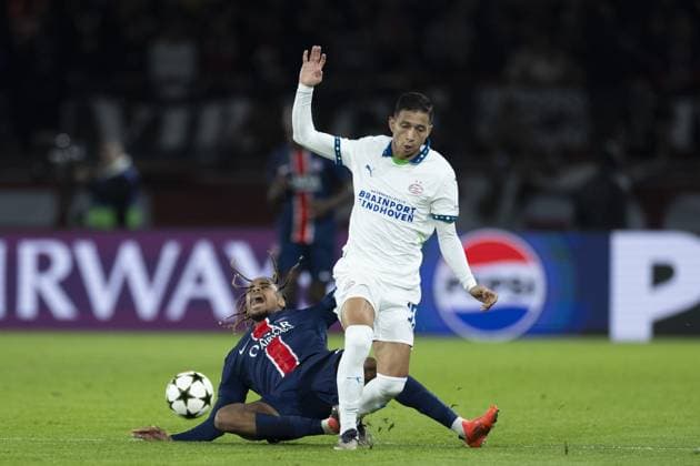 PARIS - (l-r) Bradley Barcola of Paris Saint-Germain, Mauro Junior of PSV Eindhoven during the UEFA Champions League match between Paris Saint Germain and PSV Eindhoven at Parc des Princes on Oct. 22, 2024 in Paris, France. ANP ROBIN VAN LONKHUIJSEN UEFA Champions League 2024 25 xVIxANPxSportx xxANPxIVx 511576410 originalFilename: 511576410.jpg