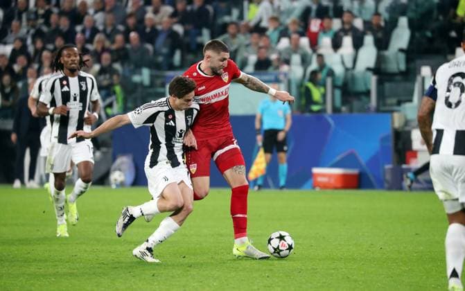 22.10.24 Juventus Turin - VfB Stuttgart Italien, Turin, 22.10.2024, Fussball, UEFA Champions League, Juventus Turin - VfB Stuttgart: v.l. Kenan Yildiz (Juventus Turin), Jeff Chabot (VfB Stuttgart).