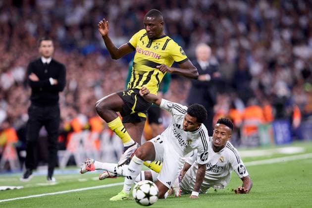 Jamie Gittens of Borussia Dortmund and Rodrygo Goes of Real Madrid CF Real Madrid v Borusssia Dortmund, La Liga, Football, Santiago Bernabeu Stadium, Madrid, Spain - 22 Oct 2024  Copyright: xRubenxAlbarran Shutterstockx 14805565aj