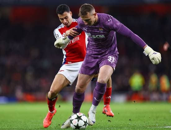 Arsenal v Shakhtar Donetsk 22 October 2024, London - UEFA Champions League - Arsenal v Shakhtar Donetsk - Gabriel Martinelli of Arsenal goes head to head with Shakhtar Donetsk goalkeeper Dmytro Riznyk - Photo: Jacques Feeney Offside. London UK Copyright: xJacquesxFeeneyx xOffsidexOffside