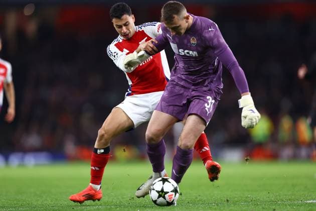 Sport Bilder des Tages Arsenal v Shakhtar Donetsk 22 October 2024, London - UEFA Champions League - Arsenal v Shakhtar Donetsk - Gabriel Martinelli of Arsenal goes head to head with Shakhtar Donetsk goalkeeper Dmytro Riznyk - Photo: Jacques Feeney Offside. London UK Copyright: xJacquesxFeeneyx xOffsidexOffside