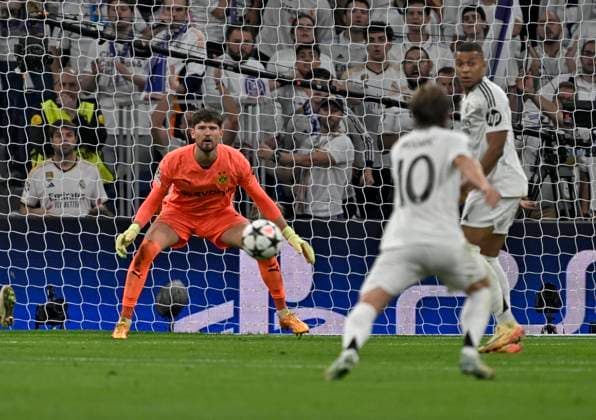 22.10.2024, Fussball UEFA Champions League 2024 2025, 3.Spieltag, Real Madrid - Borussia Dortmund, im Estadio Santiango Bernabeu in Madrid (Spanien), Torwart Gregor Kobel (Borussia Dortmund) blickt zum Ball.