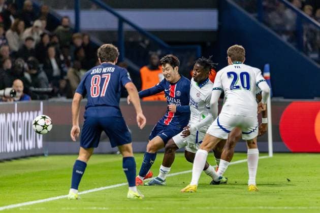 22-10-2024 PSG - Eindhoven Denis TRASFI MAXPPP - (C) Denis TRASFI MAXPPP - à Boulogne-Billancourt au Parc des Princes le 22-10-2024 - UEFA Ligue des champions, Ligue des Champions, Champion s league, Match de poule : Paris Saint Germain - PSV Eindhoven - Lee Kang-in griaçant suite à un contact