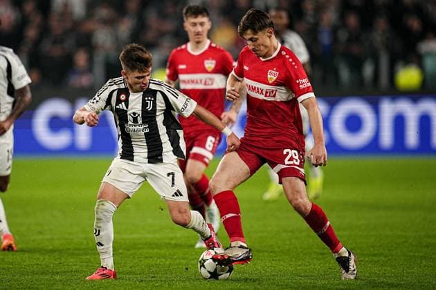 Juventus Francisco Conceicao fights for the ball with Stuttgart s Chris F& xfc;hrich during the Uefa Champions League soccer match, between Juventus and Stuttgart at the Allianz Stadium in Turin, north west Italy - Tuesday, October 22, 2024. - Soccer  Copyright: xMarcoxAlpozzi LaPressex