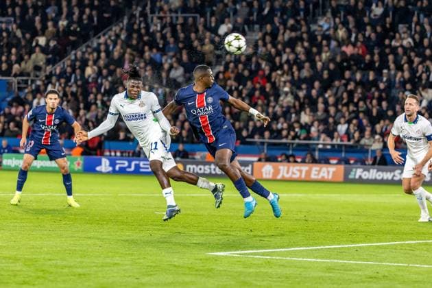 22-10-2024 PSG - Eindhoven Denis TRASFI MAXPPP - (C) Denis TRASFI MAXPPP - à Boulogne-Billancourt au Parc des Princes le 22-10-2024 - UEFA Ligue des champions, Ligue des Champions, Champion s league, Match de poule : Paris Saint Germain - PSV Eindhoven - Willian Pacho défendant sur Johan Bakayoko qui réalise une tête devant les cages parisiennes