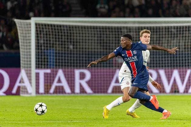 22-10-2024 PSG - Eindhoven Denis TRASFI MAXPPP - (C) Denis TRASFI MAXPPP - à Boulogne-Billancourt au Parc des Princes le 22-10-2024 - UEFA Ligue des champions, Ligue des Champions, Champion s league, Match de poule : Paris Saint Germain - PSV Eindhoven - Nuno Mendes interceptant le ballon