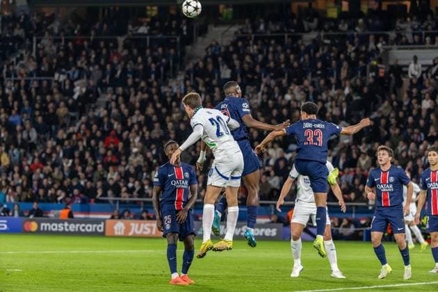 22-10-2024 PSG - Eindhoven Denis TRASFI MAXPPP - (C) Denis TRASFI MAXPPP - à Boulogne-Billancourt au Parc des Princes le 22-10-2024 - UEFA Ligue des champions, Ligue des Champions, Champion s league, Match de poule : Paris Saint Germain - PSV Eindhoven - Guus Til et Willian Pacho à la lutte pour une tête