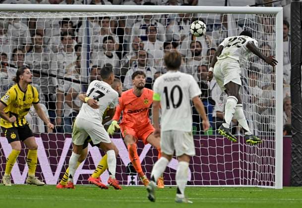 22.10.2024, Fussball UEFA Champions League 2024 2025, 3.Spieltag, Real Madrid - Borussia Dortmund, im Estadio Santiango Bernabeu in Madrid (Spanien), Antonio Rüdiger (Real Madrid) trifft per Kopfball zum 1:2 gegen Torwart Gregor Kobel (Borussia Dortmund)