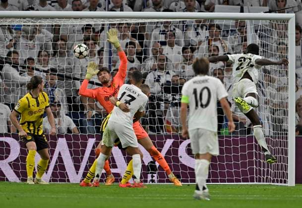 22.10.2024, Fussball UEFA Champions League 2024 2025, 3.Spieltag, Real Madrid - Borussia Dortmund, im Estadio Santiango Bernabeu in Madrid (Spanien), Antonio Rüdiger (Real Madrid) trifft per Kopfball zum 1:2 gegen Torwart Gregor Kobel (Borussia Dortmund)