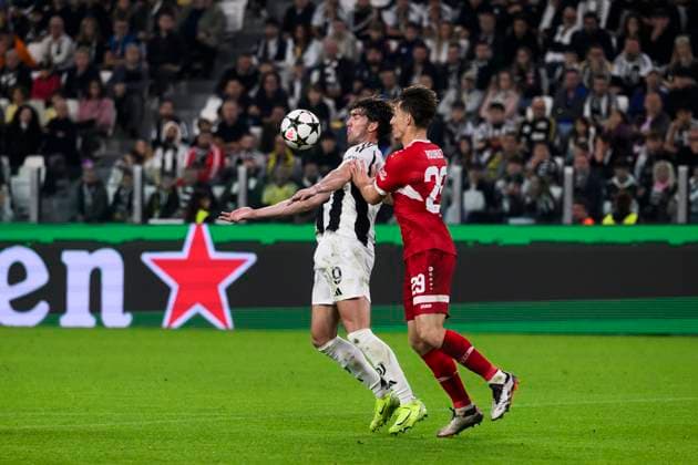 Juventus FC v VfB Stuttgart - UEFA Champions League Dusan Vlahovic of Juventus FC competes for the ball with Anthony Rouault of VfB Stuttgart during the UEFA Champions League 2024 25 league phase football match between Juventus FC and VfB Stuttgart. Turin Italy Copyright: xNicolòxCampox