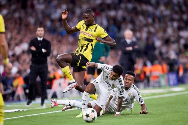 October 22, 2024, Madrid, Madrid, Spain: Serhou Guirassy of Borussia Dortmund and Rodrygo Goes of Real Madrid CF during the UEFA Champions League football match between Real Madrid CF and Borussia Dortmund at Santiago Bernabeu Stadium in Madrid, Spain, October 22, 2024 Madrid Spain - ZUMAa206 20241022_zsp_a206_035 Copyright: xRubenxAlbarranx