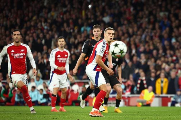 Leandro Trossard of Arsenal watches as his penalty kick rebounds out Arsenal v Shakhtar Donetsk, UEFA Champions League, Group Stage, Football, Emirates Stadium, London, UK, 22 Oct 2024 EDITORIAL USE ONLY No use with unauthorised audio, video, data, fixture lists, club league logos or live services. Online in-match use limited to 120 images, no video emulation. No use in betting, games or single club league player publications.  Copyright: xSimonxDael Shutterstockx 14801590ak