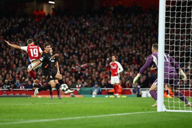 Leandro Trossard of Arsenal is fouled in the box and awarded a penalty after a VAR review Arsenal v Shakhtar Donetsk, UEFA Champions League, Group Stage, Football, Emirates Stadium, London, UK, 22 Oct 2024 EDITORIAL USE ONLY No use with unauthorised audio, video, data, fixture lists, club league logos or live services. Online in-match use limited to 120 images, no video emulation. No use in betting, games or single club league player publications.  Copyright: xSimonxDael Shutterstockx 14801590al